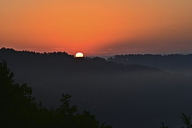 lever du soleil, sunrise, Vallée de la Vézère, mer de nuages, brouillard