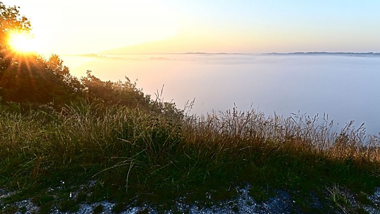 lever du soleil, sunrise, Vallée de la Vézère, mer de nuages, brouillard