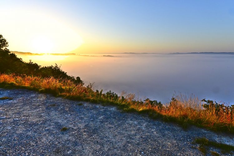 lever du soleil, sunrise, Vallée de la Vézère, mer de nuages, brouillard